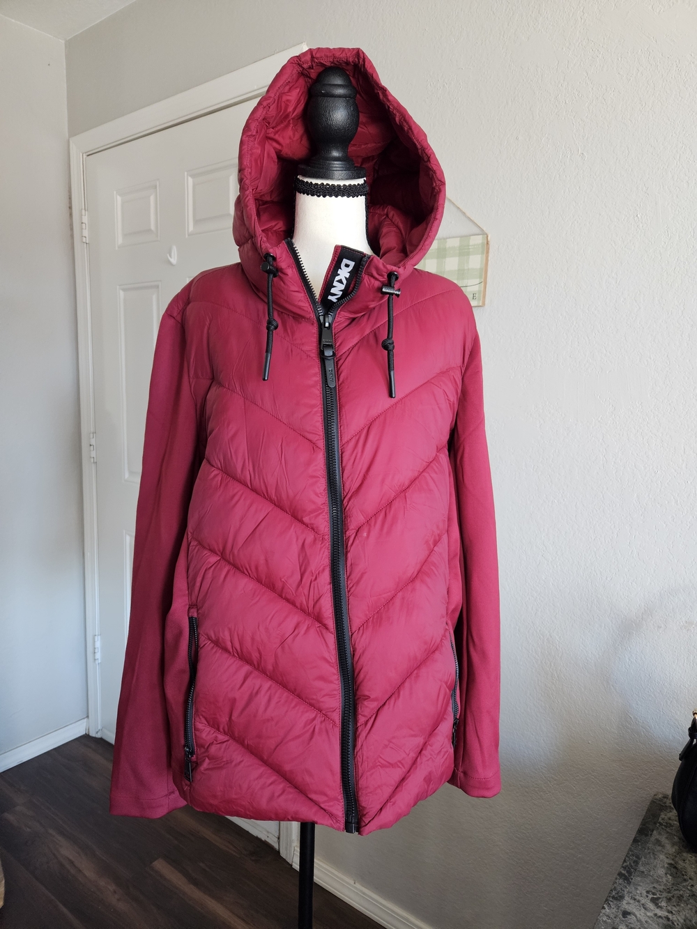 DKNY Women's Red Hooded Puffer Jacket 2XL